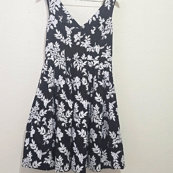 Betsey Johnson Floral Embroidered Dress Black White Sleeveless 8 - Picture 1 of 10